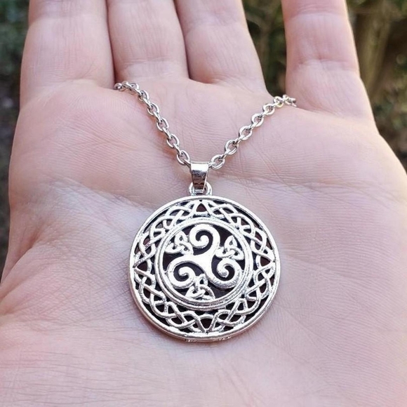 NWOT Silver Celtic Triskele Necklace - Picture 3 of 7